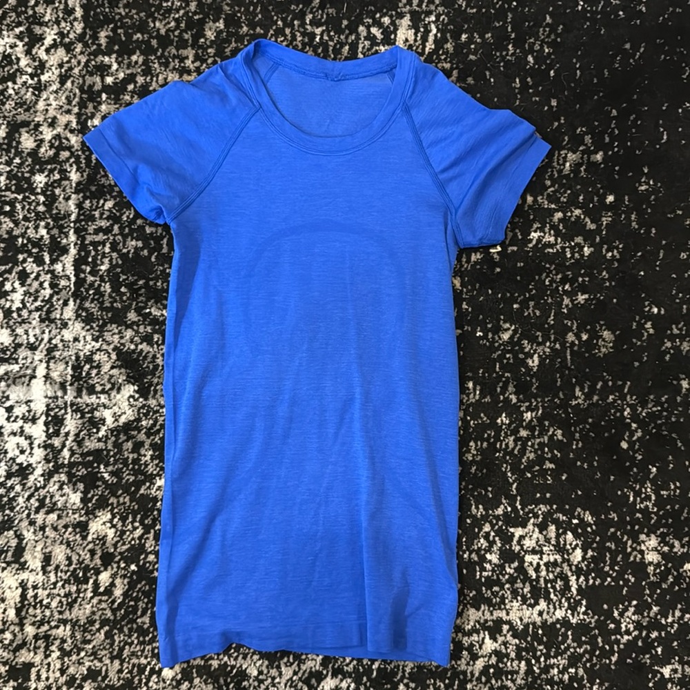 Lululemon Swiftly Tech Short Sleeve
Size 2
Color: Cerulean Blue
